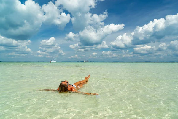Mulher Bonita Praia Poda Ilha Tailândia — Fotografia de Stock
