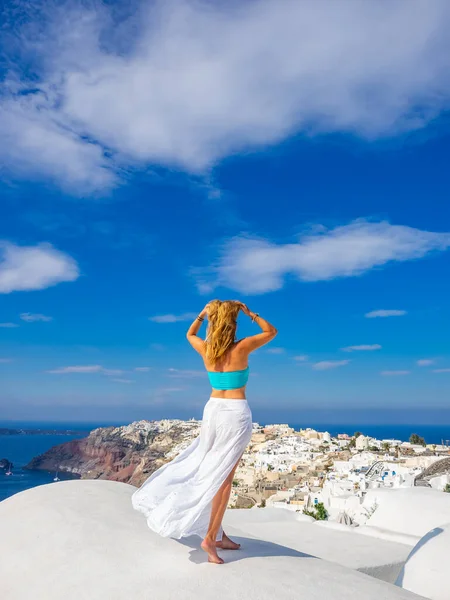 Mulher Férias Ilha Santorini Grécia — Fotografia de Stock