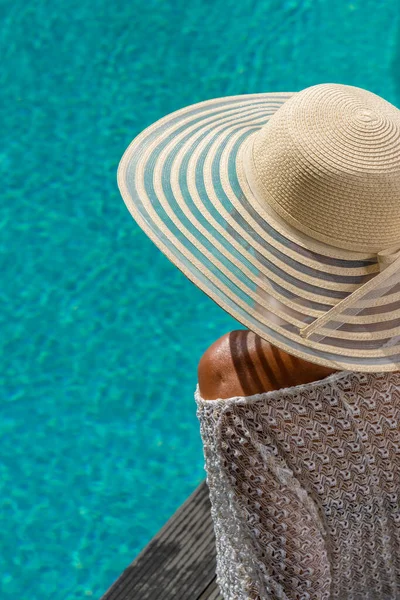 Donna Con Cappello Paglia Nel Lussuoso Resort Spa Cinque Stelle — Foto Stock