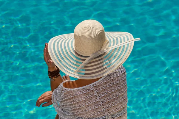 在游泳池边的五星级温泉度假胜地 戴着草帽的女人 — 图库照片
