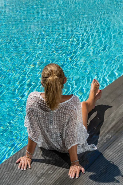 Woman Sitting Deck Swimming Pool — Stock Photo, Image