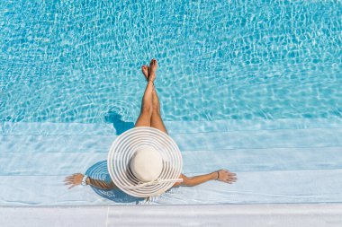 Lüks içinde beş yıldızlı bir kadın yüzme havuzunda spa yapıyor.. 