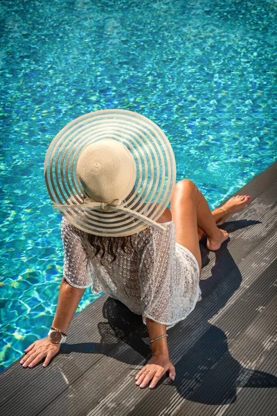 Frau Sitzt Auf Dem Deck Schwimmbad — Stockfoto