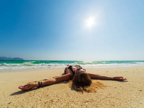 Donna Sulla Spiaggia Tailandese Dell Isola Poda Krabi Thailandia — Foto Stock