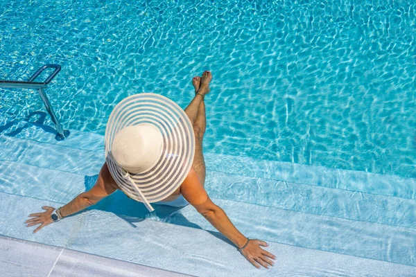 Žena Luxusním Pětihvězdičkovém Lázeňském Středisku Bazénu — Stock fotografie