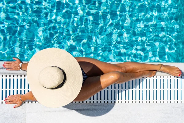 Žena Luxusním Pětihvězdičkovém Lázeňském Středisku Bazénu — Stock fotografie