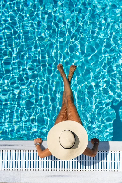 Frau Luxuriösem Fünf Sterne Wellness Resort Schwimmbad — Stockfoto