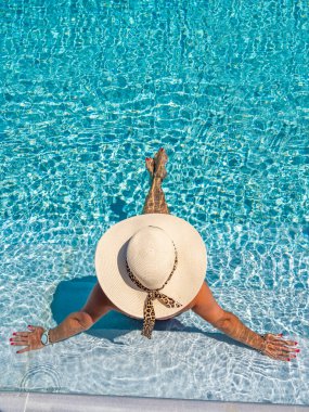 Lüks içinde beş yıldızlı bir kadın yüzme havuzunda spa yapıyor.. 