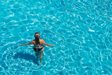 Lüks içinde beş yıldızlı bir kadın yüzme havuzunda spa yapıyor.. 