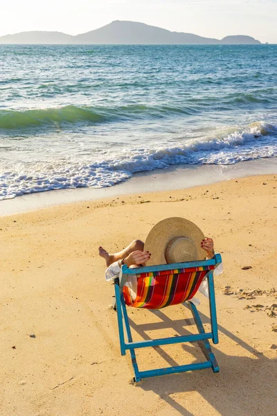 Donna Seduta Una Sedia Sdraio Sulla Spiaggia Tropicale — Foto Stock