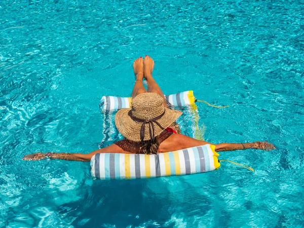 Lüks içinde beş yıldızlı bir kadın yüzme havuzunda spa yapıyor.. 