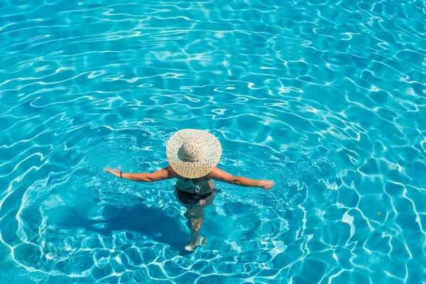 Woman Luxury Five Stars Spa Resort Swimming Pool — Stock Photo, Image