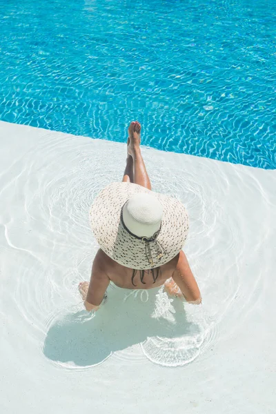 Donna Nel Lussuoso Resort Spa Cinque Stelle Piscina — Foto Stock