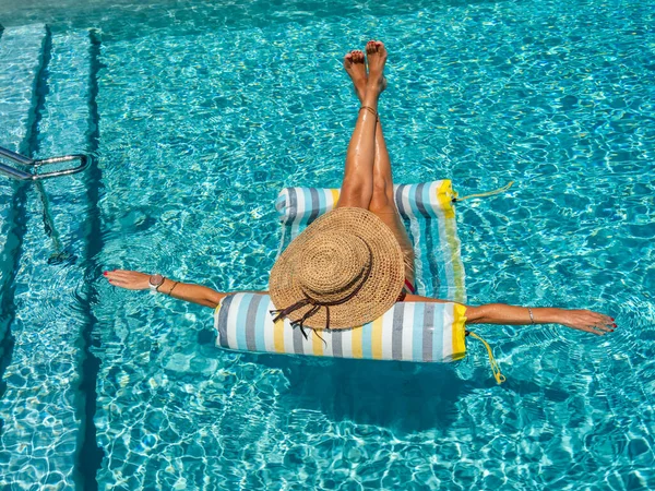 Frau Luxuriösem Fünf Sterne Wellness Resort Schwimmbad Auf Einem Aufblasbaren — Stockfoto