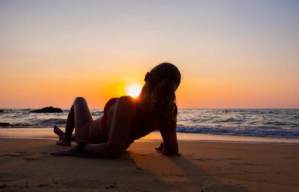 Mulher Maiô Posando Praia Pôr Sol — Fotografia de Stock