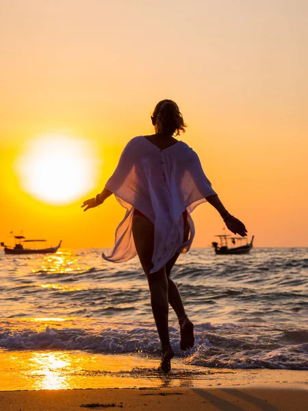 Femme Maillot Bain Posant Sur Plage Coucher Soleil — Photo