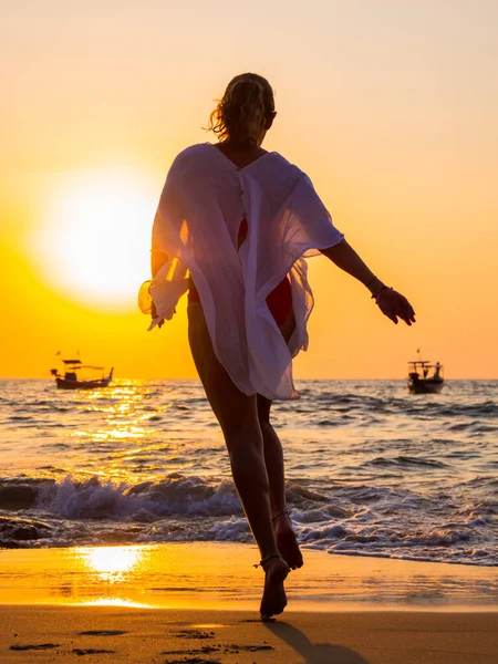 夕暮れ時にビーチでポーズをとる水着姿の女 — ストック写真