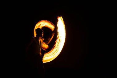 Tayland 'da gece yangın gösterisi