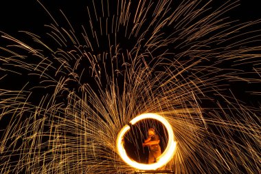 Tayland 'da gece yangın gösterisi
