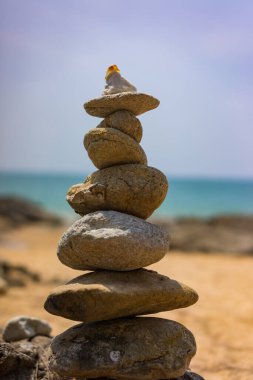 Lak-Lam Ru Ulusal Parkı Tayland sahilinde dengeli taşlar.