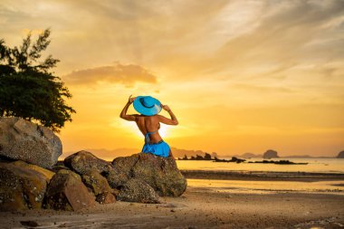 Tayland 'da gün batımında sahilde güzel bir kadın.