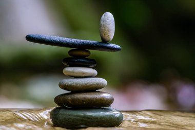 Dengeli Zen taşları şelalelerde çakıl taşları