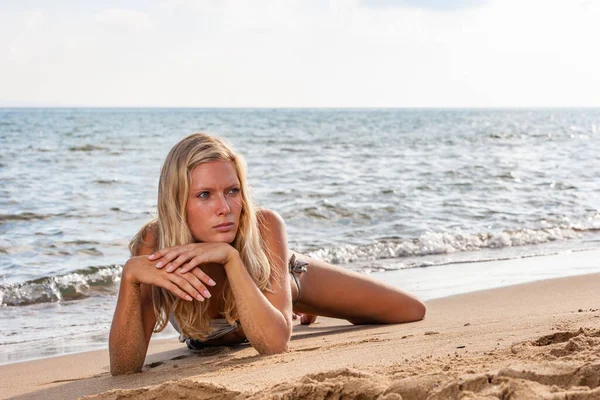 Blondýny Žena Bikinách Pláži — Stock fotografie
