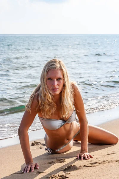 Blondýny Žena Bikinách Pláži — Stock fotografie