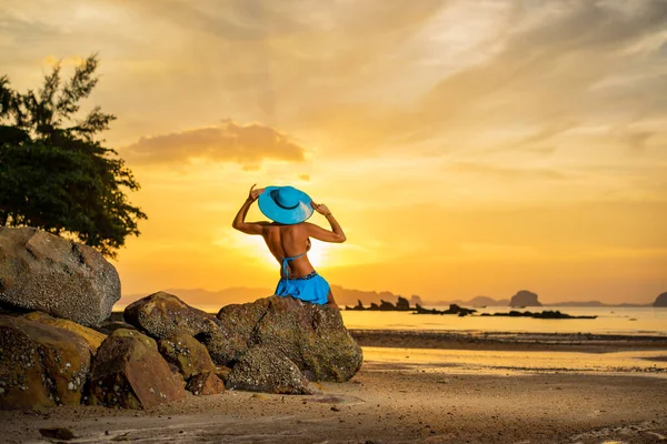 Piękna Kobieta Plaży Zachodzie Słońca Tajlandii — Zdjęcie stockowe