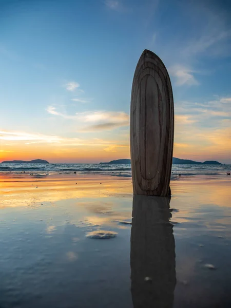 Surfplank Het Strand Bij Zonsondergang — Stockfoto