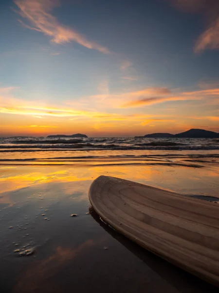 Tavola Surf Sulla Spiaggia Tramonto — Foto Stock