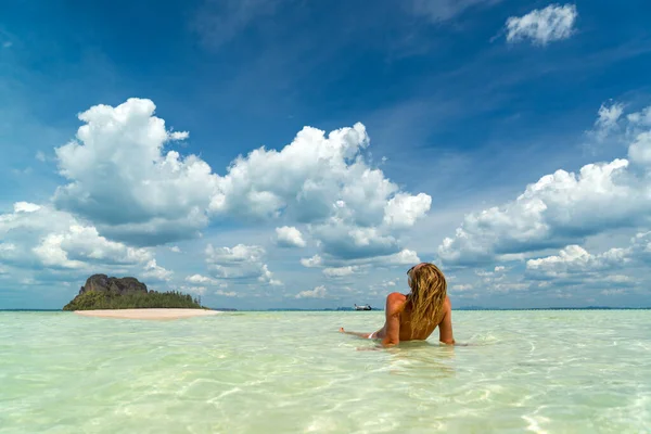 Schöne Frau Strand Poda Island Thailand — Stockfoto