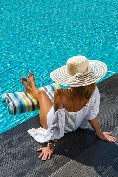 Mujer Complejo Lujo Cinco Estrellas Spa Piscina —  Fotos de Stock