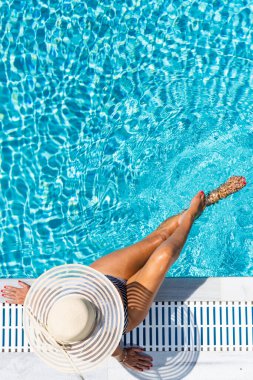 Lüks içinde beş yıldızlı bir kadın yüzme havuzunda spa yapıyor.. 