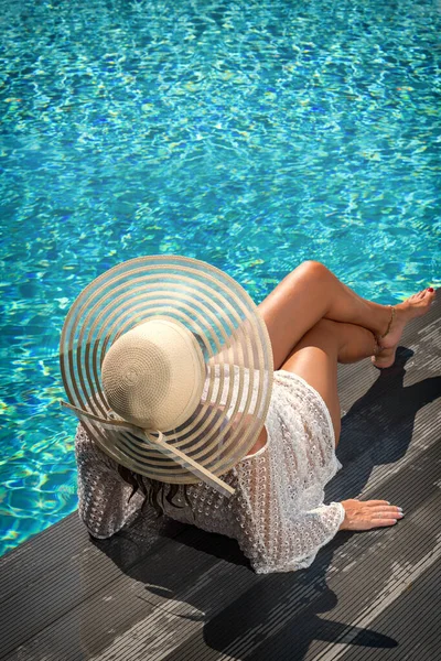 Frau Sitzt Auf Dem Deck Schwimmbad — Stockfoto