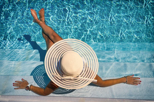 Donna Seduta Sulle Scale Lussuoso Resort Spa Cinque Stelle Piscina — Foto Stock