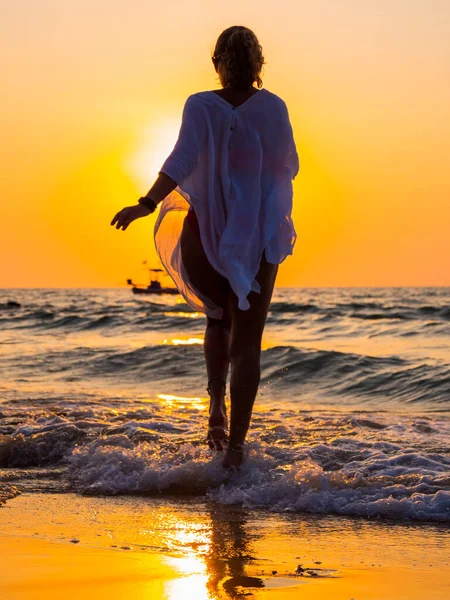 Frau Badeanzug Posiert Bei Sonnenuntergang Strand — Stockfoto