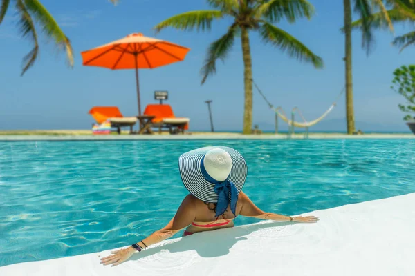 Frau Luxuriösen Fünf Sterne Wellness Resort Swimmingpool — Stockfoto
