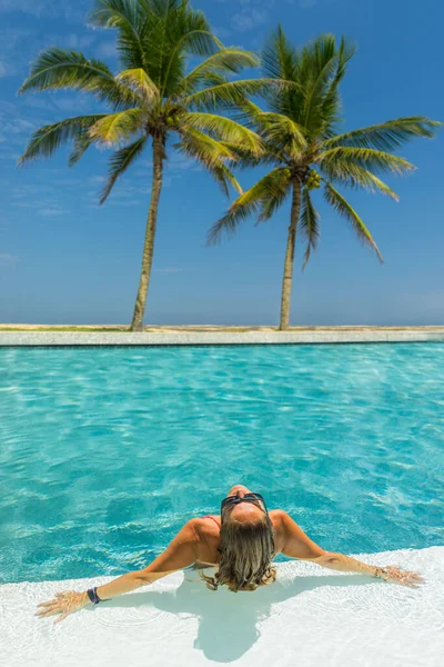Donna Nel Lussuoso Resort Tropicale Spa Cinque Stelle Piscina — Foto Stock