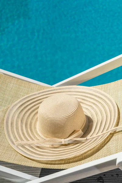Strohoed Ligstoel Bij Het Zwembad — Stockfoto