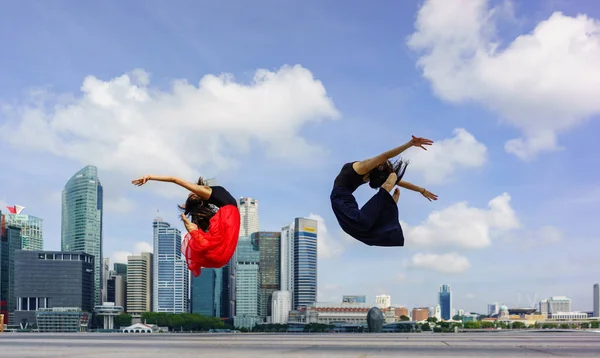 Singapur Siluetinin Önünde Yetenekli Dansçılar — Stok fotoğraf