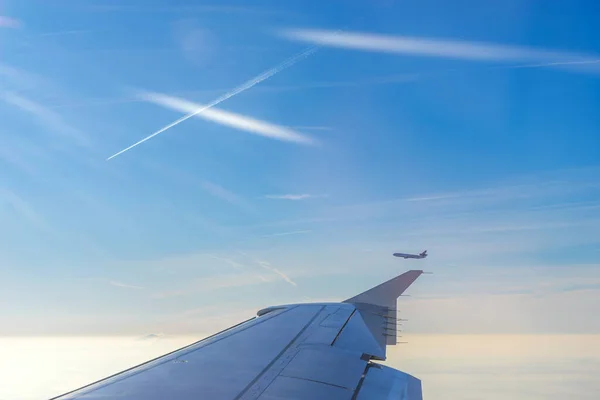 Крыле Самолёта Над Облаками — стоковое фото