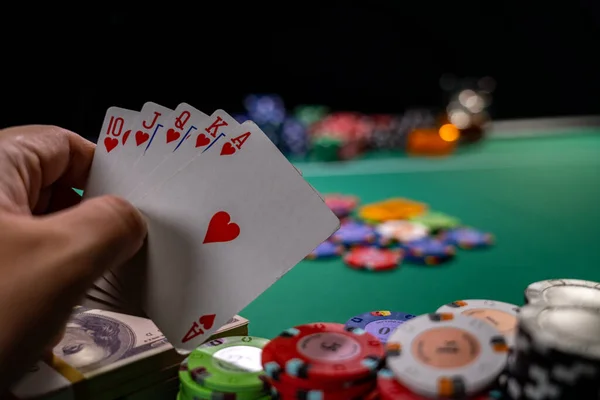 Hombre Jugando Póquer Celebración Cartas — Foto de Stock