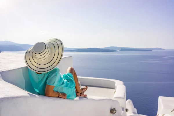 Donna Vacanza Nell Isola Santorini Grecia — Foto Stock