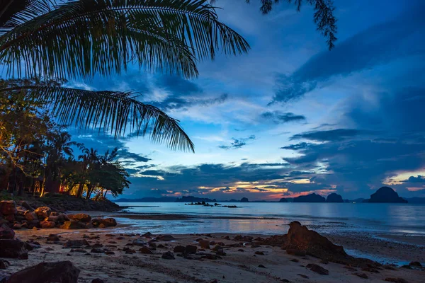 热带海滩令人惊奇的落日 — 图库照片