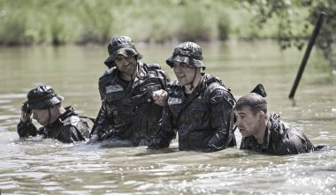 Macaristan, Orfu - 02 Mayıs 2018: Elite Challenge hem sivil ve özel kuvvetler seçim yoluyla almak için bir his denemek isteyen profesyoneller için tasarlanmış bir programdır