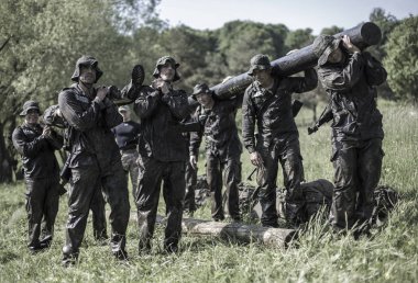 Macaristan, Orfu - 02 Mayıs 2018: Elite Challenge hem sivil ve özel kuvvetler seçim yoluyla almak için bir his denemek isteyen profesyoneller için tasarlanmış bir programdır