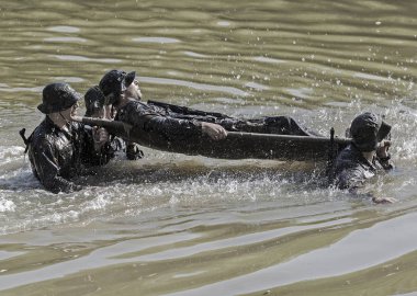 Macaristan, Orfu - 02 Mayıs 2018: Elite Challenge hem sivil ve özel kuvvetler seçim yoluyla almak için bir his denemek isteyen profesyoneller için tasarlanmış bir programdır
