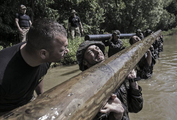 Венгрия, Орфу - 02 мая 2018 года: Elite Challenge - это программа, разработанная как для гражданских лиц, так и для профессионалов, которые хотят испытать, каково это пройти отбор спецназа
