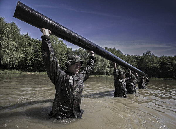 Венгрия, Орфу - 02 мая 2018 года: Elite Challenge - это программа, разработанная как для гражданских лиц, так и для профессионалов, которые хотят испытать, каково это пройти отбор спецназа
